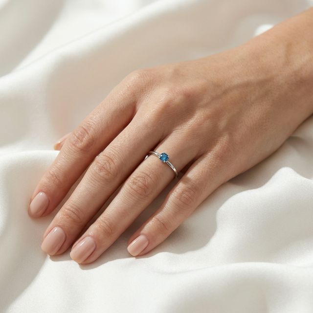 Minimal Blue Diamond Yüzük 0.19ct 14K Rose lifestyle